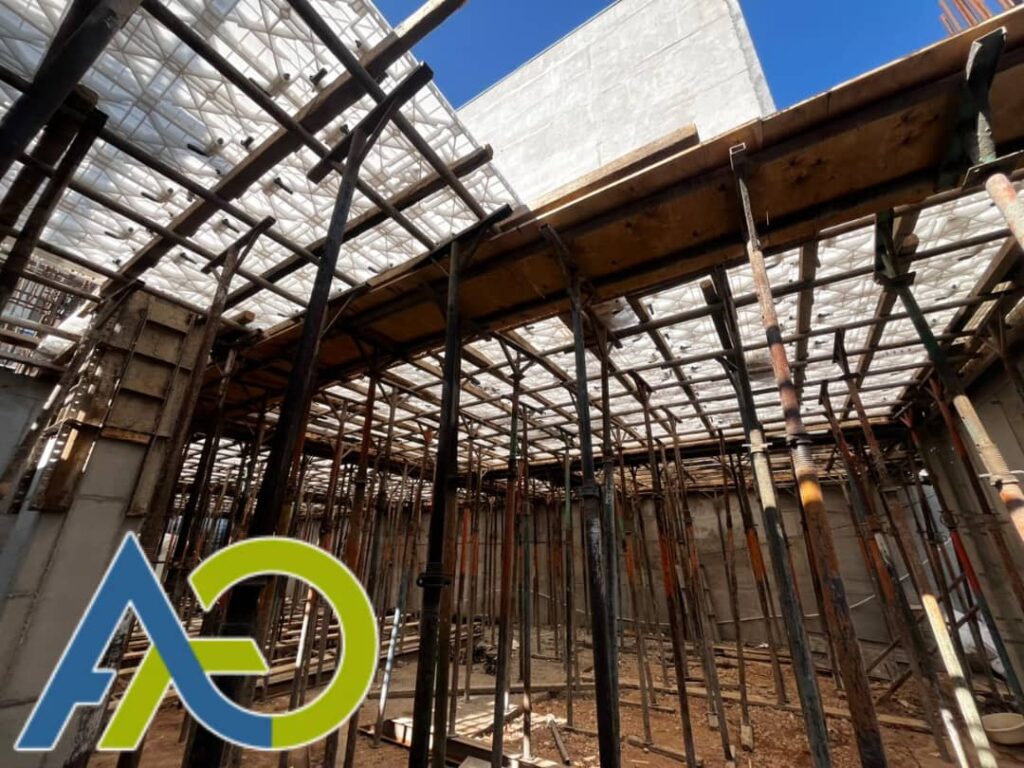 جک سقفی نصب شده زیر سقف دال با قالب پلاستیکی