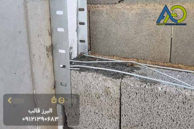 نصب نبشی منقطع والپست با رول بولت به ستون بتنی در یک کارگاه ساختمانی